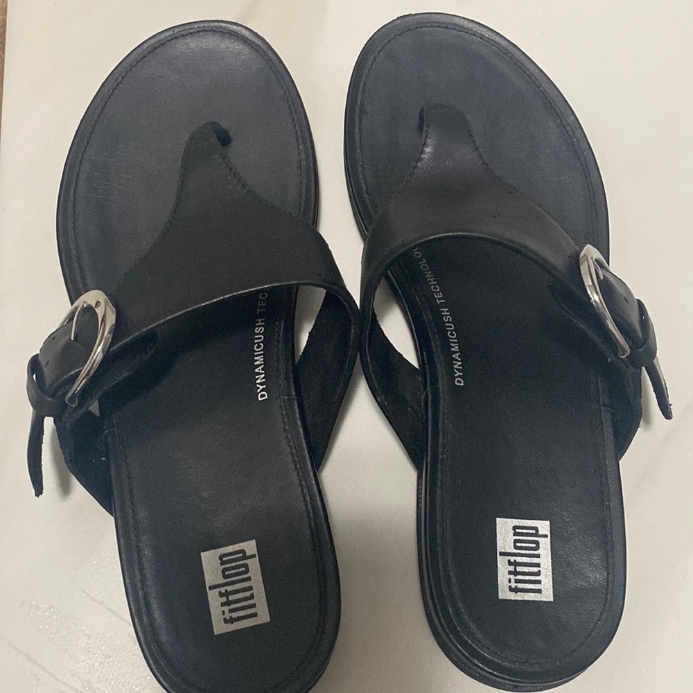 Fit flop black Gracie rubber buckle toe sandals size 7